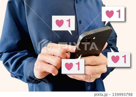 スマホでたくさんいいねする若い男性 139993798