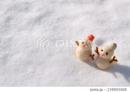 雪の上の羊毛フェルトの雪だるま　 139993806