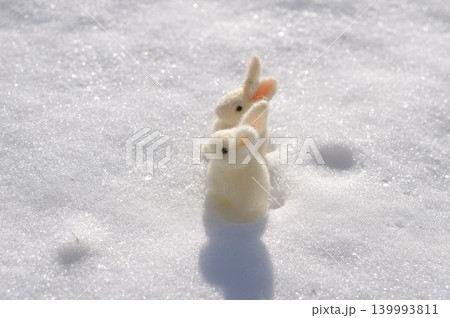 雪の上の羊毛フェルトのうさぎ　　 139993811