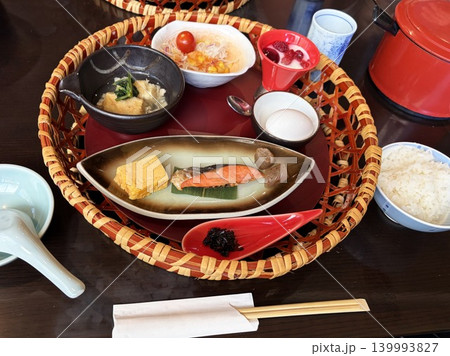 竹籠に美しく盛られた上品な和食の朝食 竹籠に美しく盛られた上品な和食の朝食 139993827