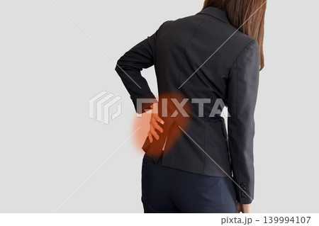 腰が痛い若い女性の後ろ姿 腰が痛い若い女性の後ろ姿 139994107