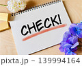 チェックと書かれたリングノートと付箋 139994164