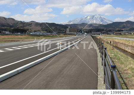 市道向新田線より岩手山を望む 市道向新田線より岩手山を望む 139994173
