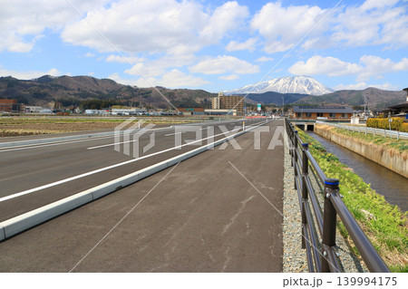 市道向新田線より岩手山を望む 139994175