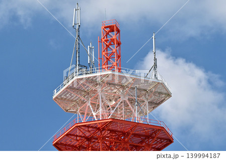 通信イメージ(電波塔:基地局) 通信イメージ(電波塔:基地局) 139994187