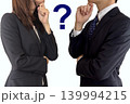 はてなマークと考えるビジネスの男女 139994215