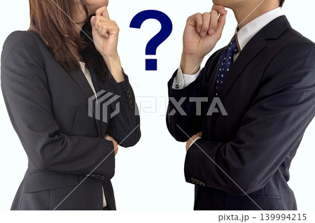 はてなマークと考えるビジネスの男女 はてなマークと考えるビジネスの男女 139994215