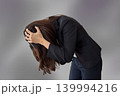 頭を抱えるビジネス女性 139994216