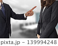 上司に叱られる女性社員　注意やパワハラ 139994248
