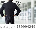 首をかしげるサラリーマン 139994249