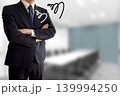 不満のあるサラリーマンとオフィス背景 139994250