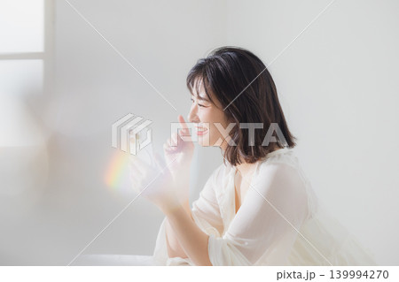 スマホを操作する女性 139994270