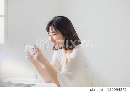 スマホを操作する女性 139994271