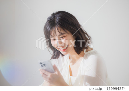 スマホを操作する女性 139994274
