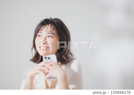 スマホを操作する女性 スマホを操作する女性 139994276