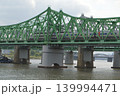 韓国　漢江鉄橋を渡るKTX 139994471