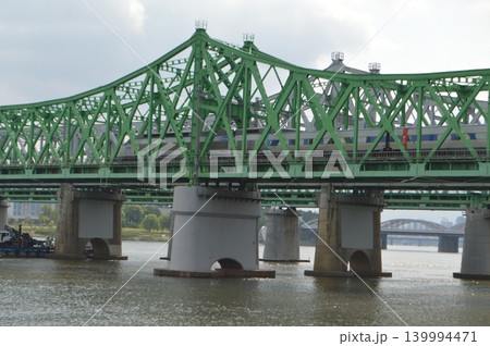 韓国 漢江鉄橋を渡るKTX 韓国 漢江鉄橋を渡るKTX 139994471