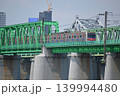 韓国　漢江鉄橋を渡る地下鉄1号線の電車 139994480