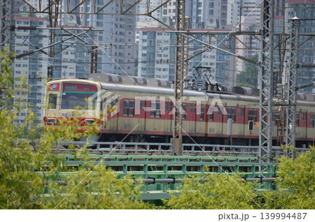 韓国　漢江鉄橋を渡る地下鉄1号線の電車 139994487