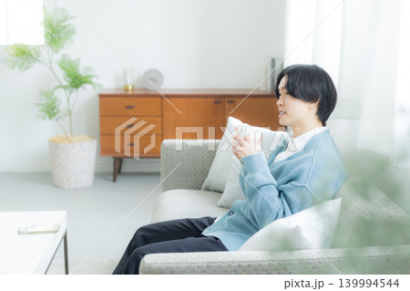 コーヒーを飲む男性　 139994544