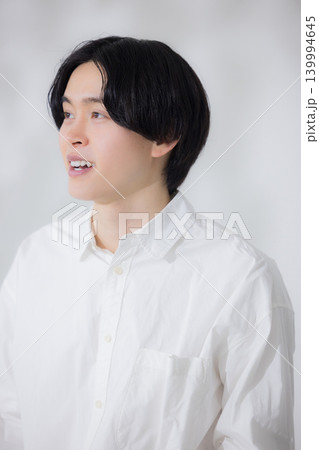 白いシャツの男性 白いシャツの男性 139994645