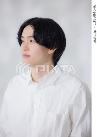白いシャツの男性 白いシャツの男性 139994646