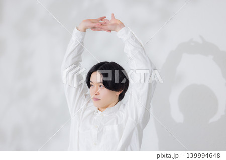 白いシャツの男性 白いシャツの男性 139994648