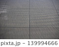 水の反射模様が広がるモダンなタイル床 139994666