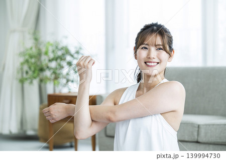 自宅でトレーニングする若い女性 139994730