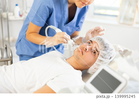 doctor employs hydrogen oxygen hydrating 139995245