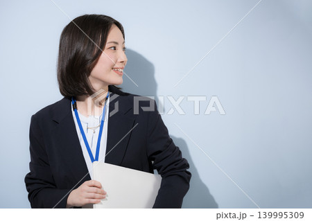 かわいい女性社員のビジネスとITなどのイメージ 振り返る見上げる笑顔上半身クローズアップ かわいい女性社員のビジネスとITなどのイメージ 振り返る見上げる笑顔上半身クローズアップ 139995309