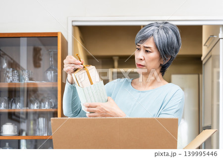不用品整理をするシニア女性 不用品整理をするシニア女性 139995446