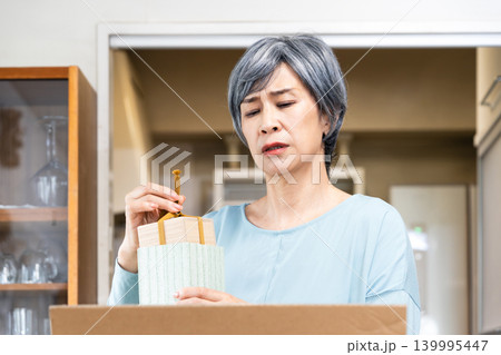 不用品整理をするシニア女性 139995447