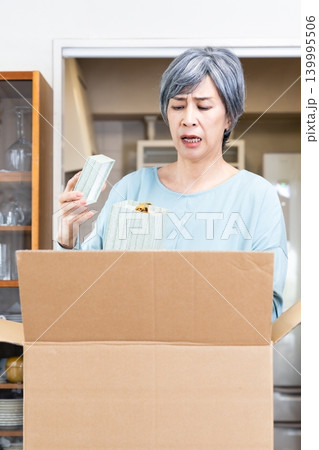 不用品整理をするシニア女性 139995506