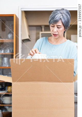 不用品整理をするシニア女性 不用品整理をするシニア女性 139995507
