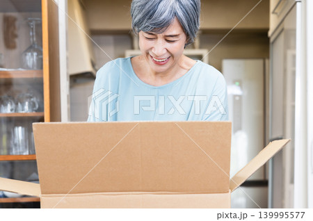 不用品整理をするシニア女性 139995577