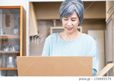 不用品整理をするシニア女性 139995579