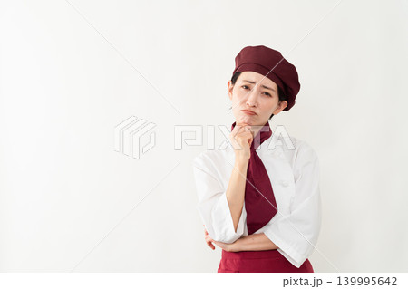 パン屋のユニフォームを着ている女性 パン屋のユニフォームを着ている女性 139995642