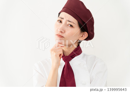 パン屋のユニフォームを着ている女性 パン屋のユニフォームを着ている女性 139995643