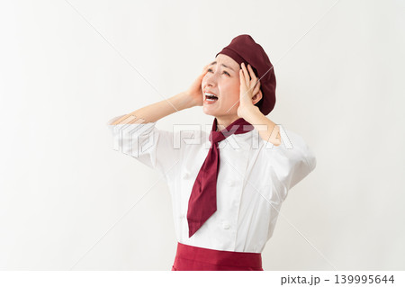 パン屋のユニフォームを着ている女性 139995644