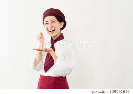 パン屋のユニフォームを着ている女性 パン屋のユニフォームを着ている女性 139995652