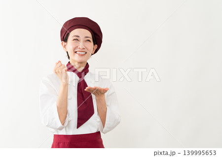 パン屋のユニフォームを着ている女性 139995653