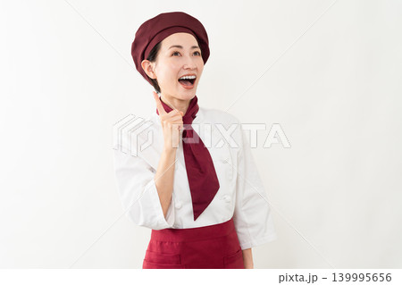パン屋のユニフォームを着ている女性 パン屋のユニフォームを着ている女性 139995656