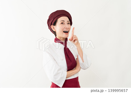 パン屋のユニフォームを着ている女性 パン屋のユニフォームを着ている女性 139995657