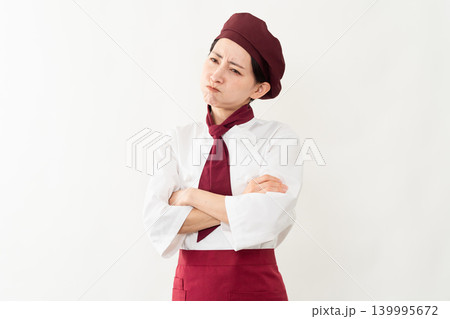 パン屋のユニフォームを着ている女性 パン屋のユニフォームを着ている女性 139995672