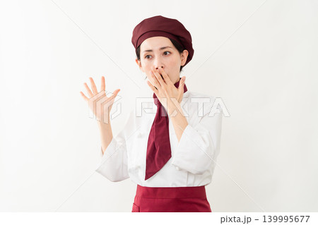 パン屋のユニフォームを着ている女性 139995677