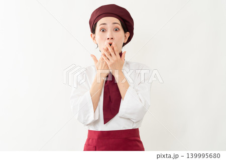 パン屋のユニフォームを着ている女性 139995680