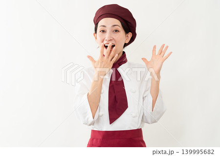 パン屋のユニフォームを着ている女性 パン屋のユニフォームを着ている女性 139995682