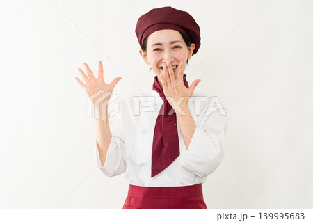 パン屋のユニフォームを着ている女性 パン屋のユニフォームを着ている女性 139995683