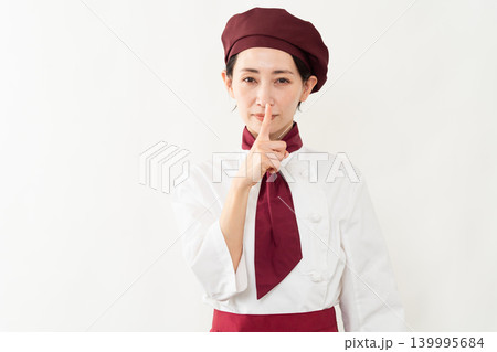 パン屋のユニフォームを着ている女性 パン屋のユニフォームを着ている女性 139995684
